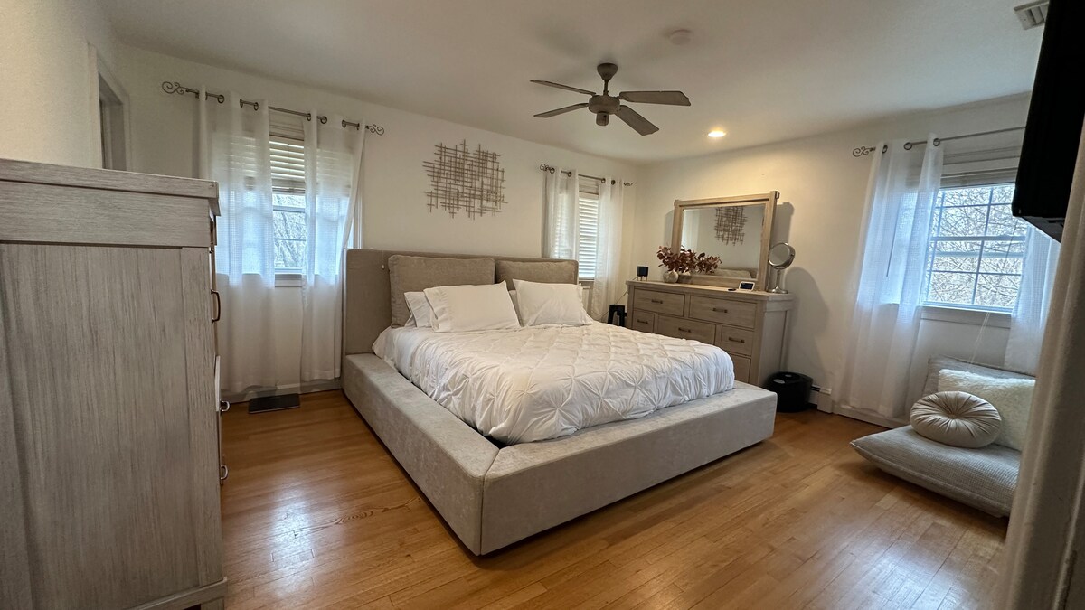 Во главната спална соба има паметен телевизор монтиран на ѕид од 55инчи, плакар, плакар со лизгачка врата и бања со единечен мијалник и када/туш. Прозорците гледаат кон дворот. 