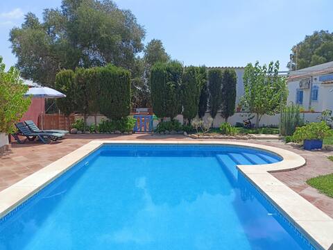 Hoopoe Cottage and pool