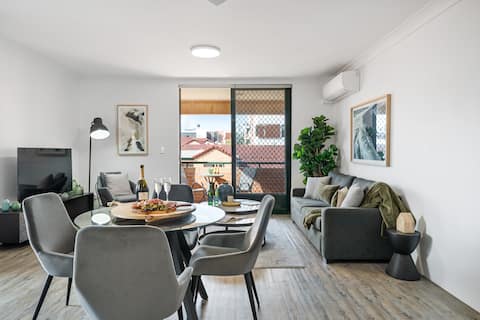 Top performing Airbnb: The Downtown Retreat - Heart of Redfern in Redfern