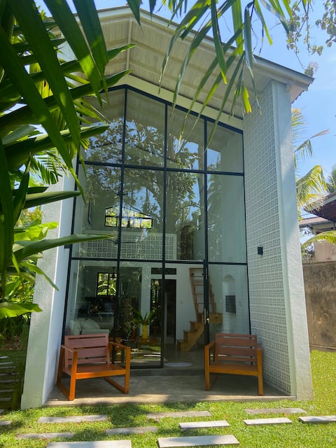 Tropical Tiny House w/ pool - (300m to beach)