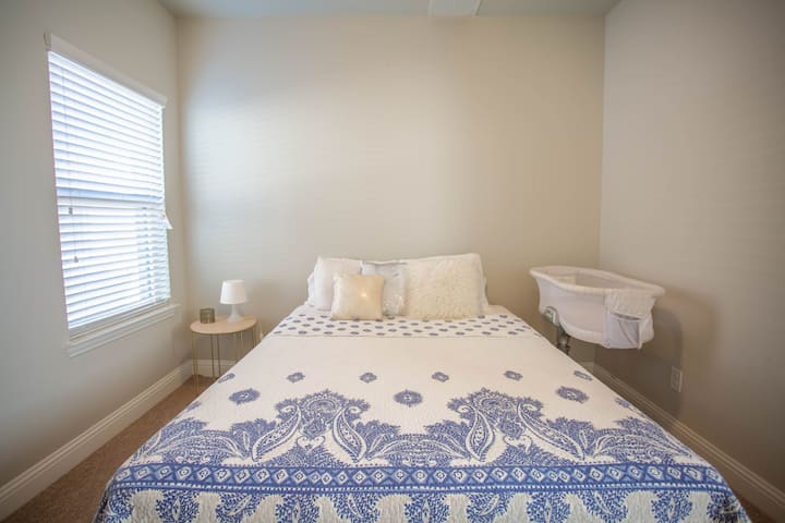 标准双人床和婴儿床。 