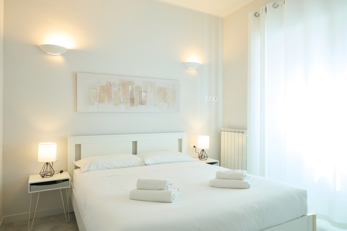 Спална соба со брачен кревет