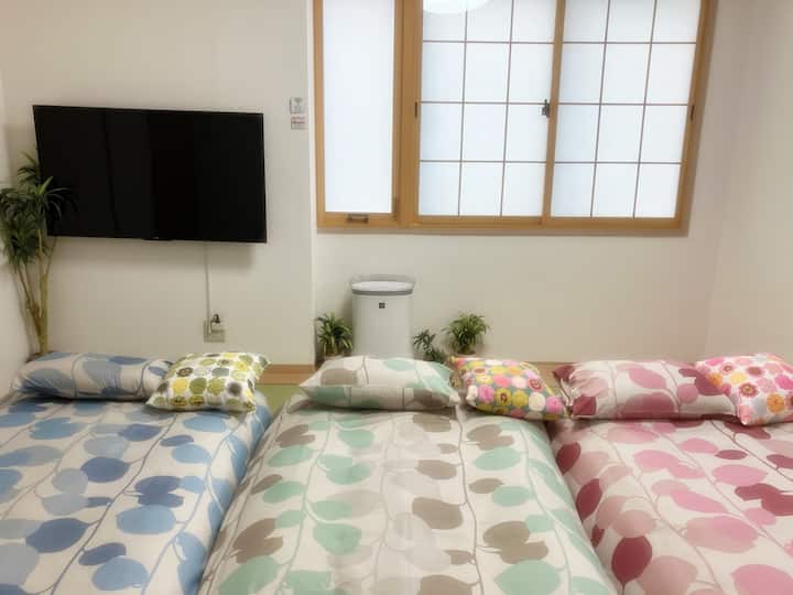 这是二楼的日式客厅、餐厅和卧室。 Ryukyu榻榻米垫是新旧的。