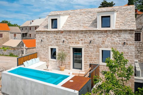 Popular Airbnb listing: She House - villa with heated pool and sauna in Općina Pučišća