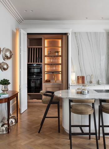 Elegant Period waterside home gallery image 3