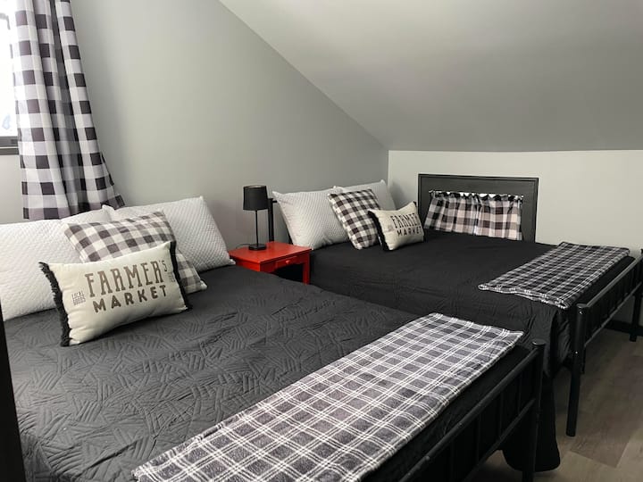 Спална соба со 2 двојни кревета.