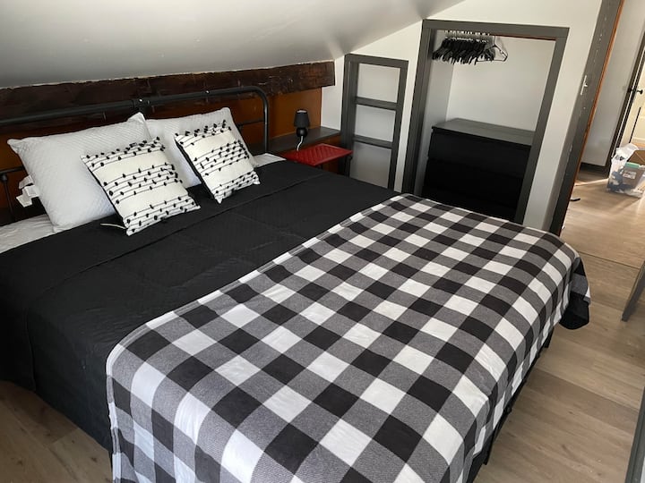 Спална соба 1  со 1 душек со големина на брачен кревет.