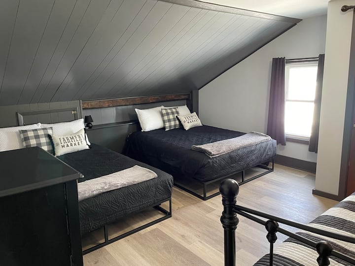 Спална соба со 2 брачни кревета и двокреветна соба [за 6 лица во оваа соба]