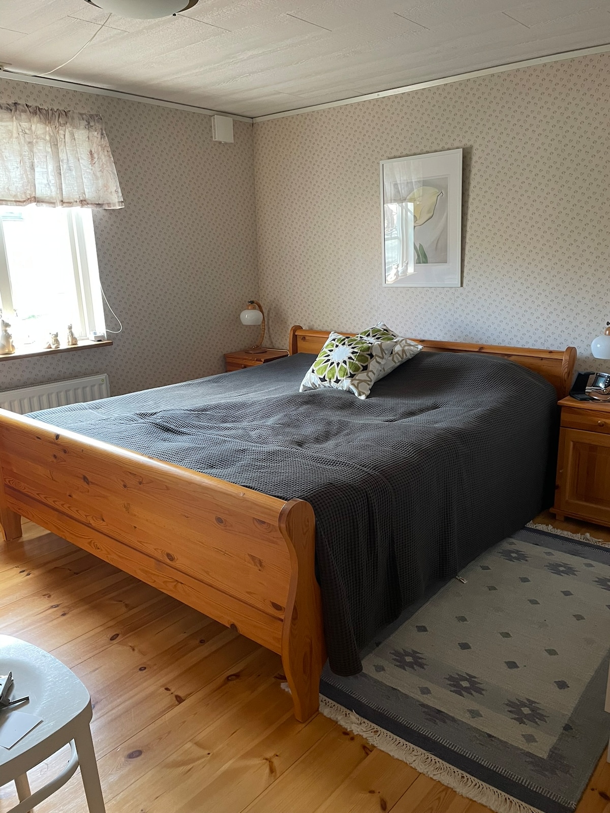 Double bedroom with wardrobe and wardrobe.