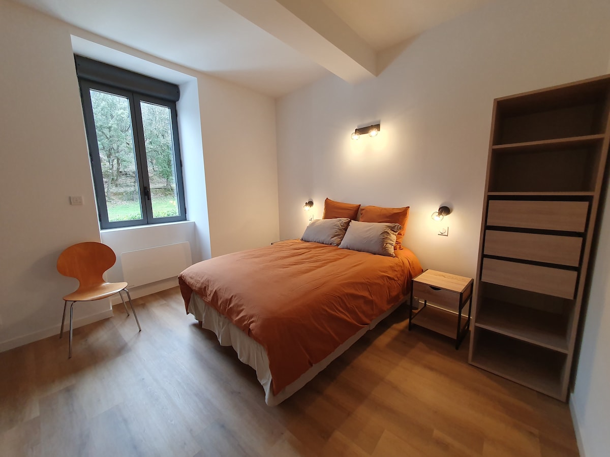 Საძინებელი 2:
1 ორადგილიანი საწოლი.