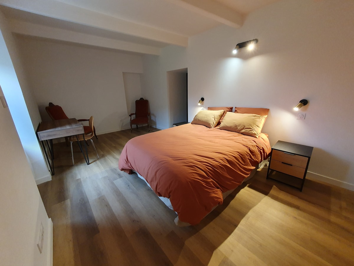 Საძინებელი 3: 
Მთავარი ფლიგელი საოფისე სივრცით, ცალკე სააბაზანოთი, უნიტაზით, საგარდერობო ოთახით.