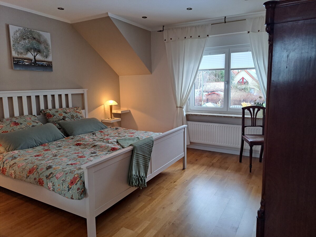 Dhomë gjumi me krevat dopio "queen".