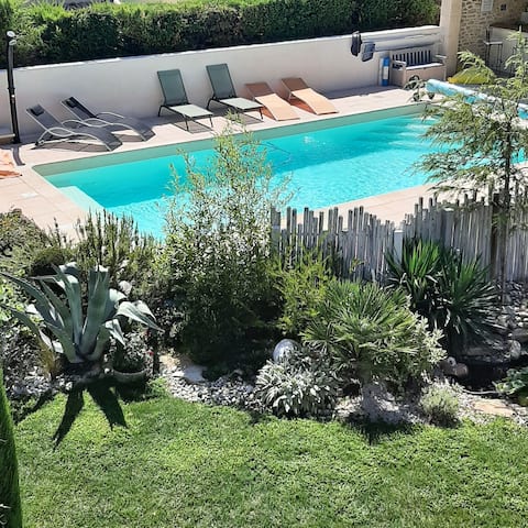 Top performing Airbnb: Super comfortable, pleasant and spacious studio in Pernes Les Fontaines