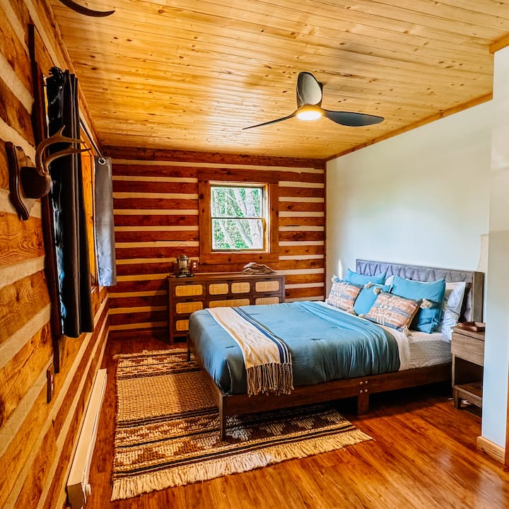 Kitanda aina ya Queen katika chumba cha kulala cha mbele