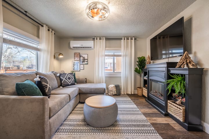 Couples Getaway W/ Hot Tub, Fire Pit, Grill - Colorado Springs