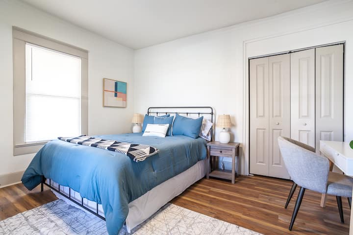 dhomë gjumi me krevat dopio "queen", tavolinë dhe televizor