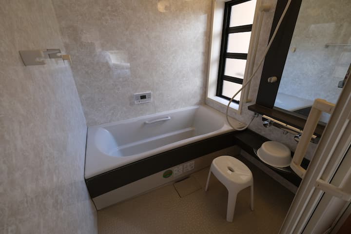 お風呂は、脚を伸ばして遊弋(ゆうよく)いただけるゆとりの大きさで寒い時期は、暖房にも対応。シャンプー・コンディショナー・ボディソープ設置。
★車で5分、湯の花温泉で、特別料金にてご入浴いただけます（17時～20時まで）