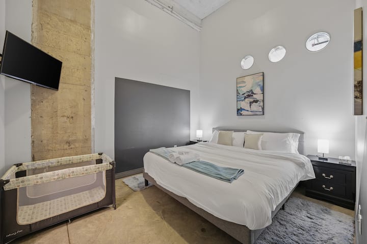 Manželská posteľ, 32-palcový inteligentný televízor, Pack 'N Play