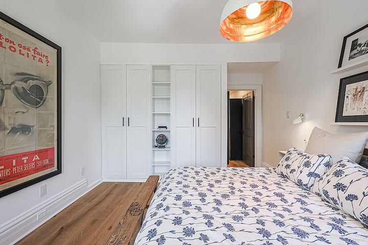 Quarto no segundo andar com armário embutido.
