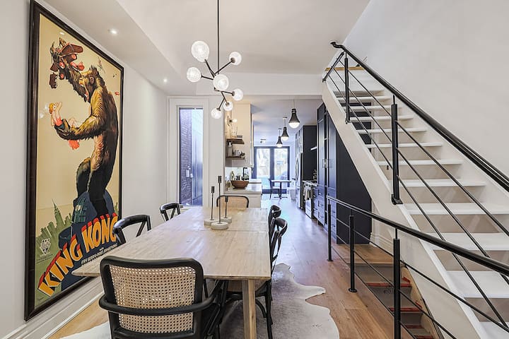 Entire Harbord Village Home with movie theatre gallery image 2