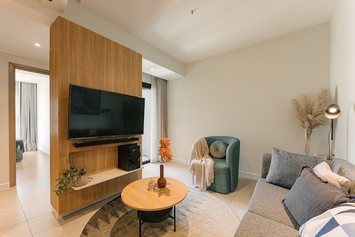 Il soggiorno trasuda un fascino accogliente e moderno, che lo rende invitante ed elegante.