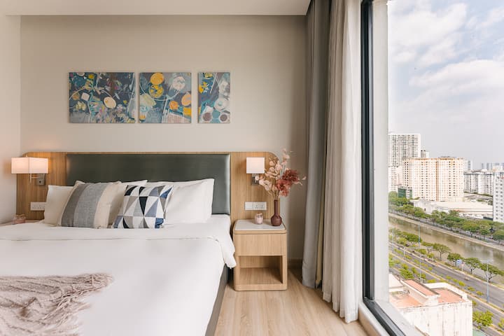 AMPIA FINESTRA inonda la stanza di luce naturale, esaltandone l'atmosfera ariosa e aperta e mettendo in risalto le linee architettoniche pulite e le finiture di fascia alta. 