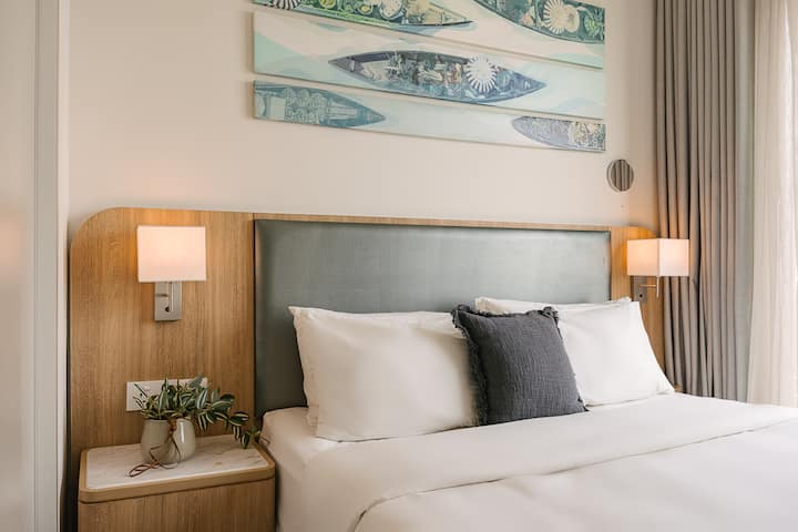 Caratterizzato da una rilassante palette di colori neutri morbidi, grigi caldi e bianchi croccanti, lo spazio è curato nei minimi dettagli per favorire il relax e il sonno ristoratore.