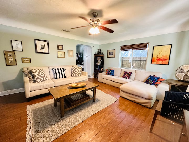 Artsy 3/2, 10 Mins To Beaches & Downtown. Pets Ok - St. Petersburg, FL