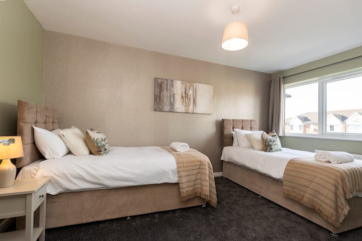 Მეორე საძინებელი ორი ერთადგილიანი საწოლით