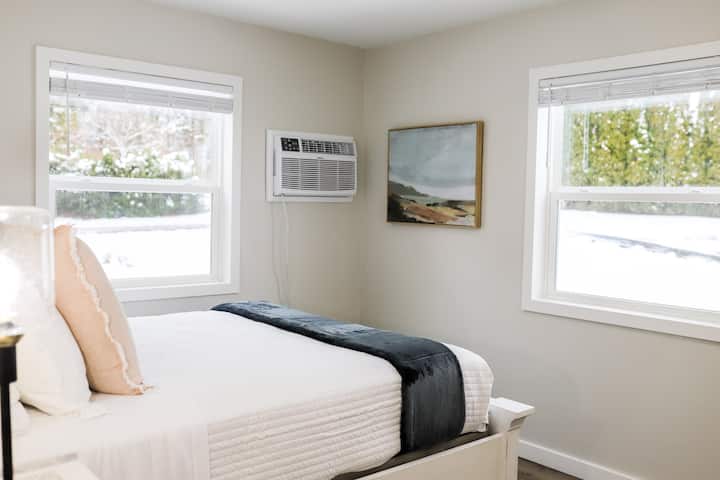 Žalúzie na všetkých oknách na zatemnenie miestnosti a súkromie