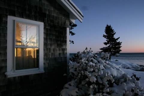 Cozy Waterfront Retreat! Fireplace & Dog Friendly