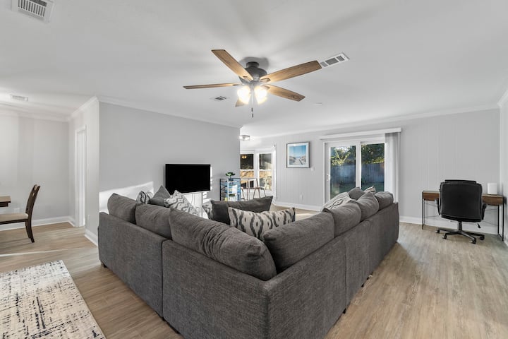 Charming Family Friendly Getaway W/ Private Suite - Pensacola, FL