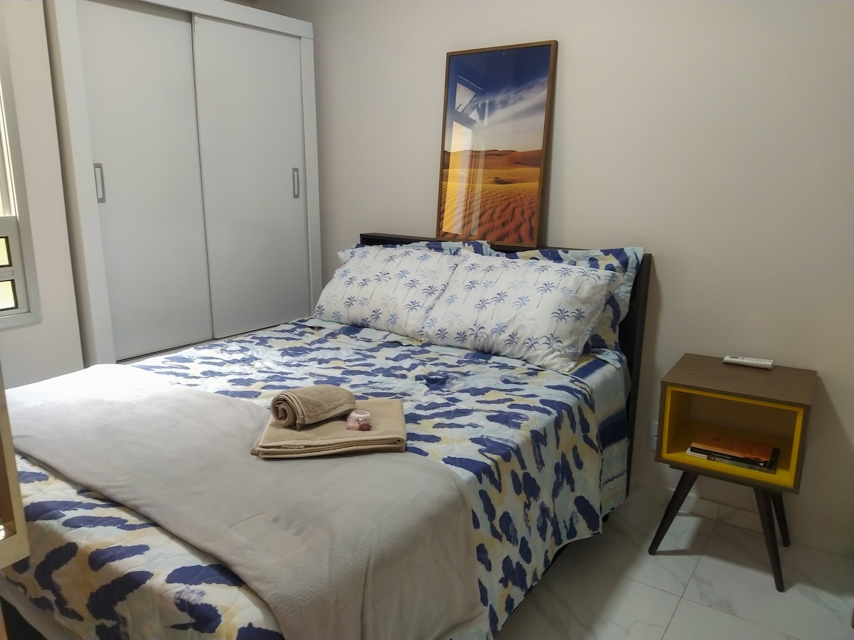 נוף לחדר השינה, עם מיטה זוגית יפה.