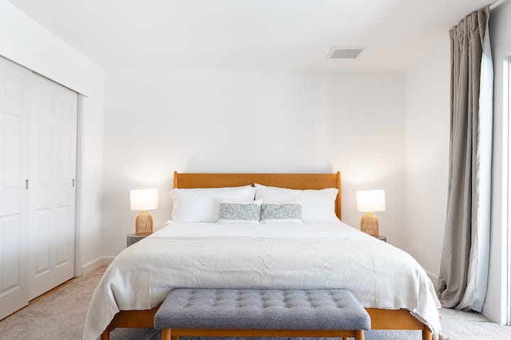 מאז שיפצנו והוספנו חלון. יש לראות תמונה אחרת בחדר השינה 1.