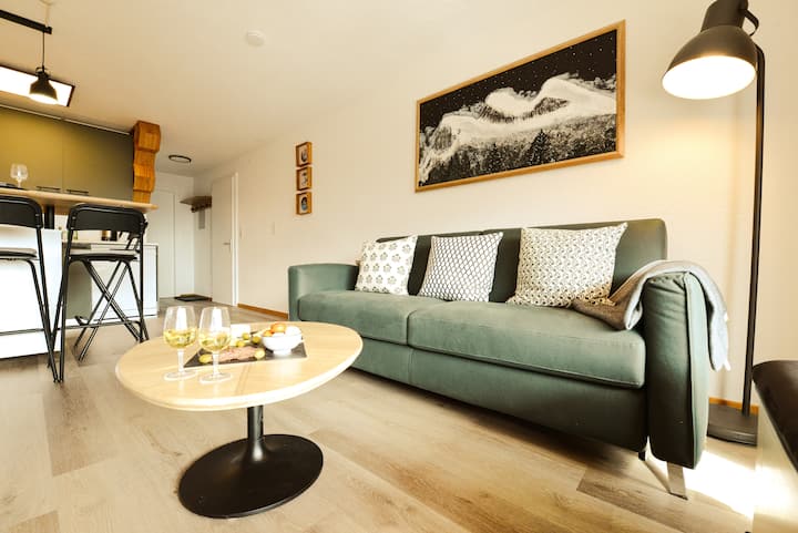 Unataka kuondoa mparaganyo? Njoo ufurahie eneo hili la starehe kwa ajili ya aperitif na marafiki au wapenzi! Iwe ni wawili au wanne, ni mahali pazuri pa kunywa, kucheka na kutumia muda wa mapumziko safi. Kwa vinywaji vyako! 