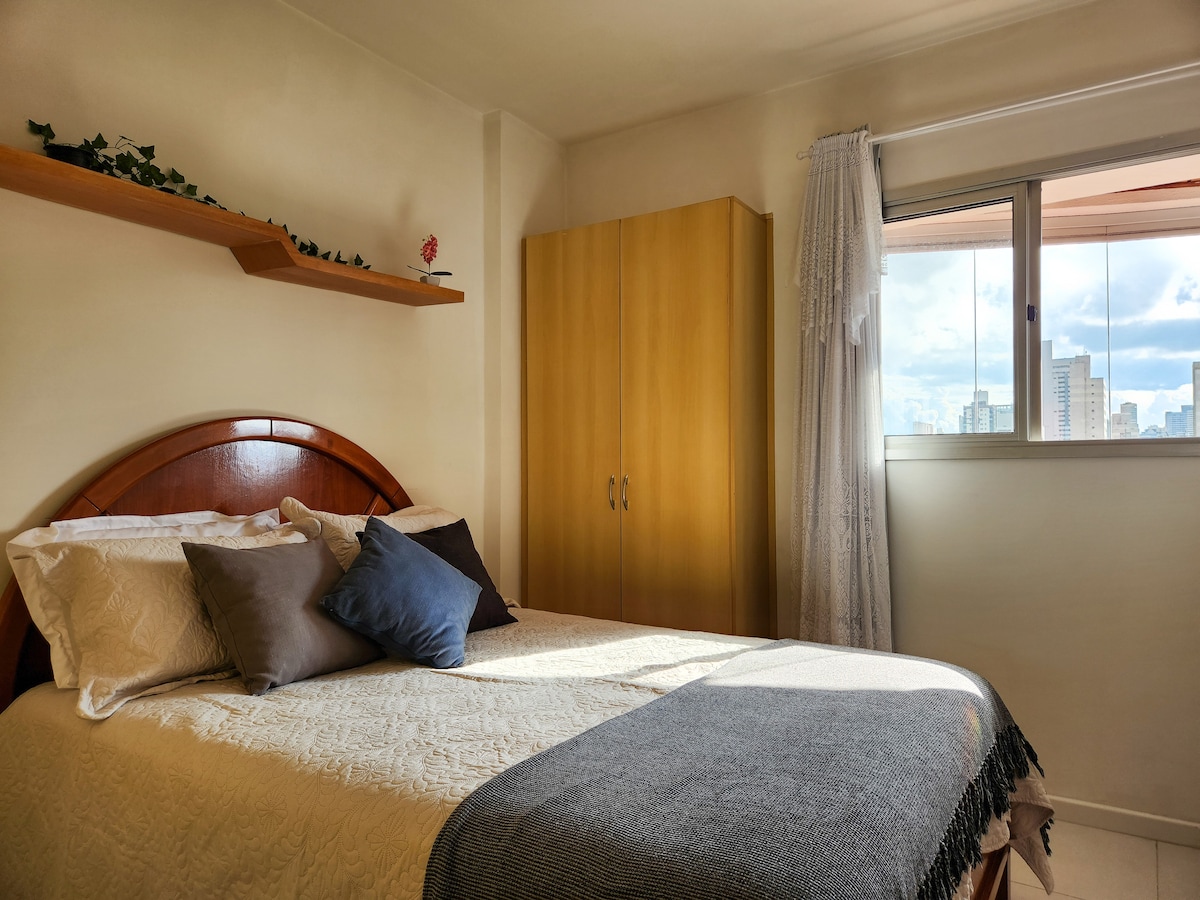 Кревет,фотографија од целата соба,спална соба