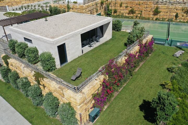 Beachfront house with tennis court gallery image 2