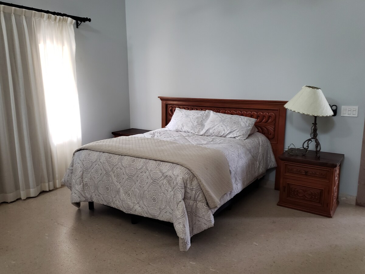 Cama tamaño queen en el principal 4
