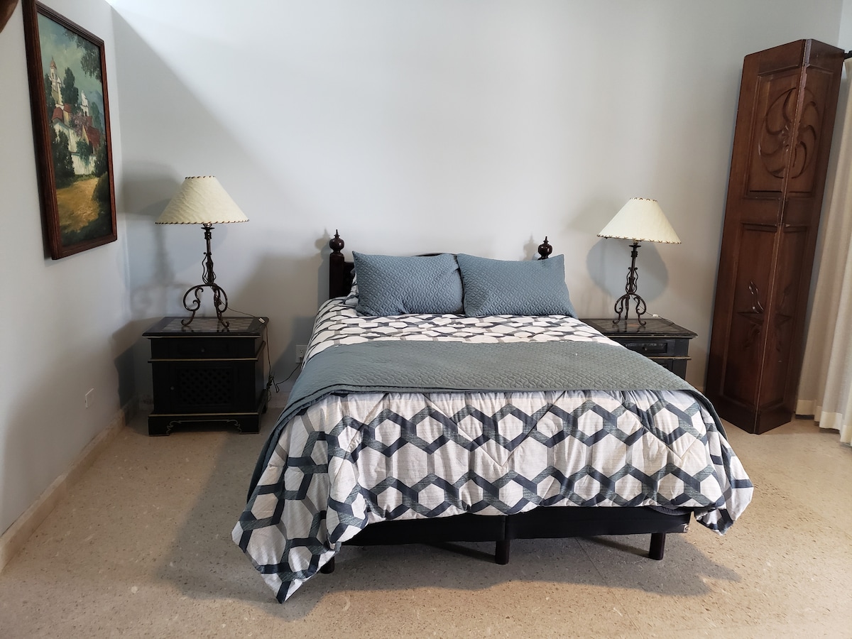 Cama tamaño queen en el principal n.º2