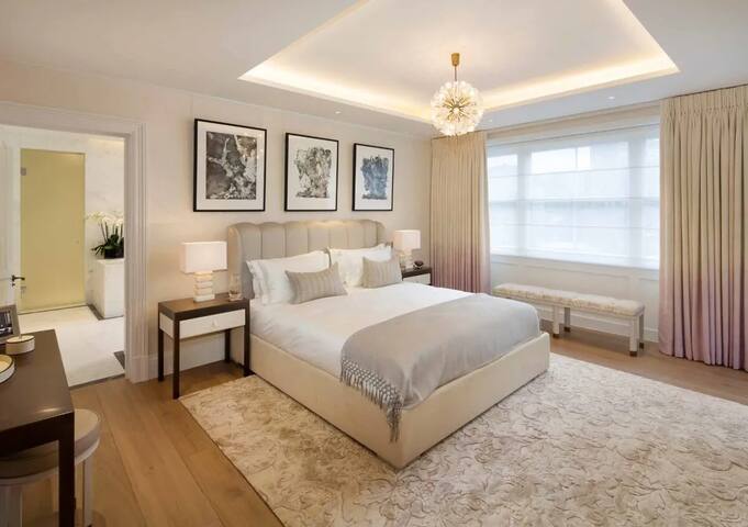 Luxe 5,500 sq ft Buckingham Palace Penthouse gallery image 3