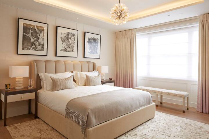 Luxe 5,500 sq ft Buckingham Palace Penthouse gallery image 2