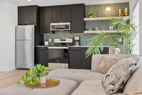 Top performing Airbnb: New Carriage House w/ small yard in Berkeley