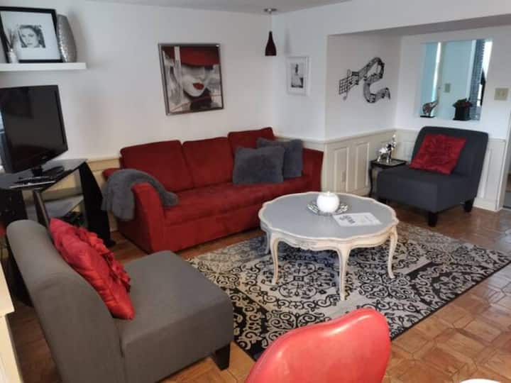 Cozy, Retro Basement Suite - Lethbridge