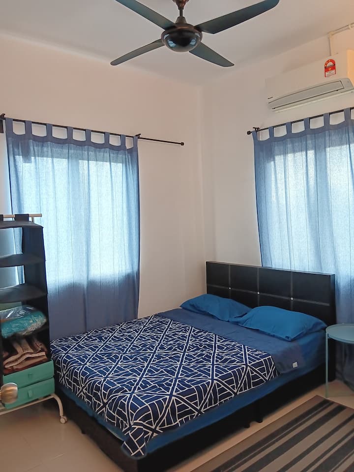 Spálňa 1 s manželskou posteľou Queen a klimatizáciou 