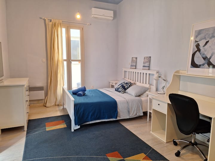 160 ס"מ כפול, אזור שולחן עבודה, דלתות לפטיו, מיזוג אוויר וחימום