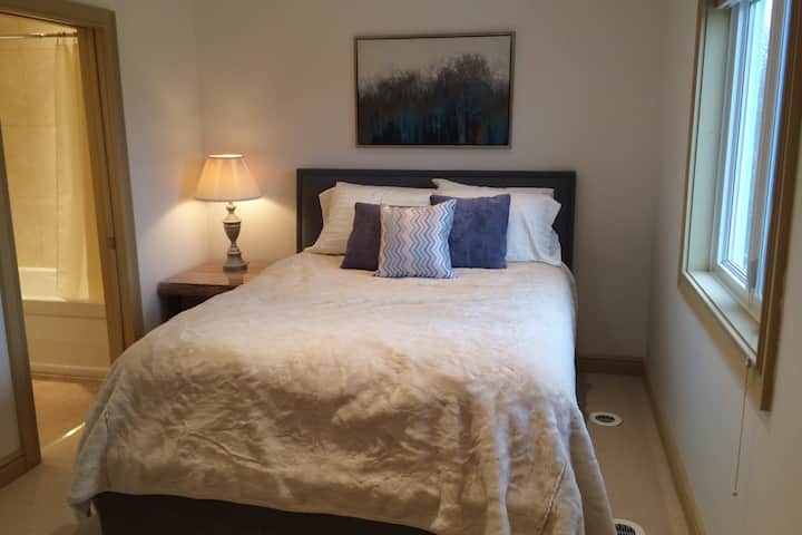 2e chambre avec salle de bains privative