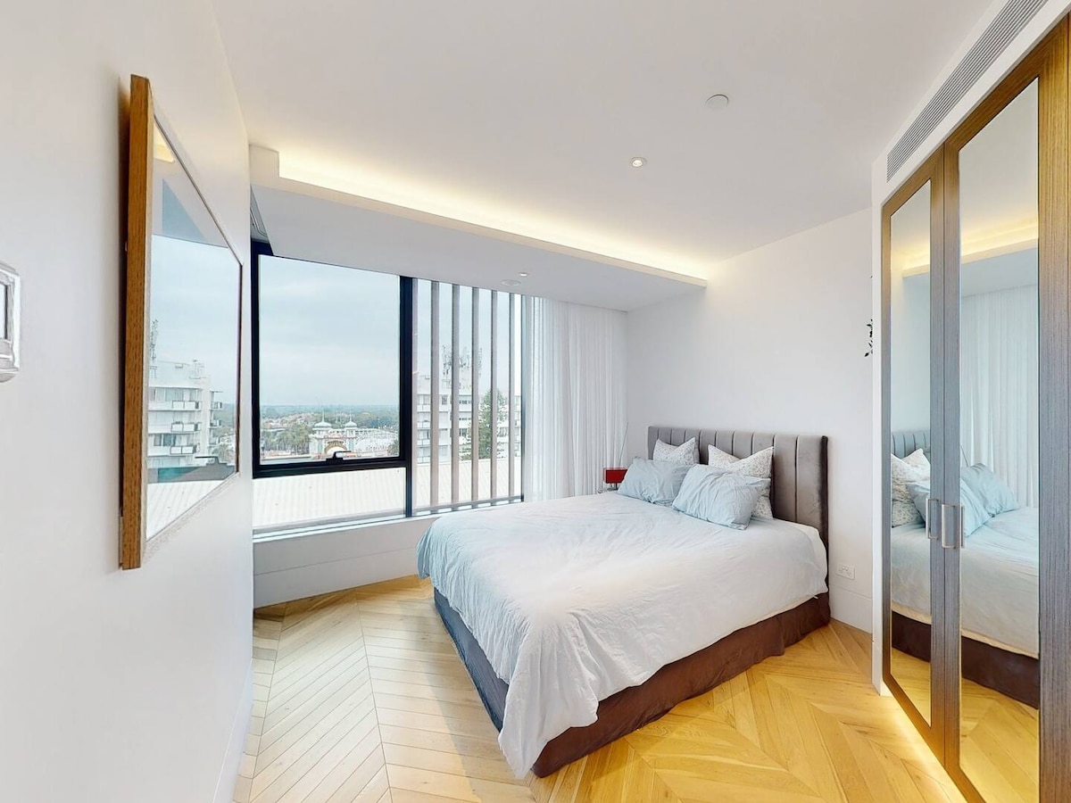 Cama tamaño king con bata con seis cajones y espacio para colgar, persianas de bloqueo, persianas transparentes y calefacción/refrigeración integrada