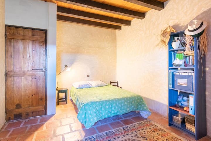 Rustieke en rustgevende kamer – Een authentieke ruimte met zichtbare balken en landelijke sfeer, perfect voor een ontspannen nacht in het hart van traditionele charme.