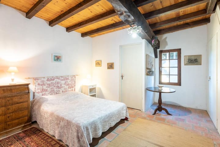 Lichte en authentieke kamer – Een ruime kamer met traditionele charme, met zichtbare balken en comfortabel beddengoed voor rustige nachten.