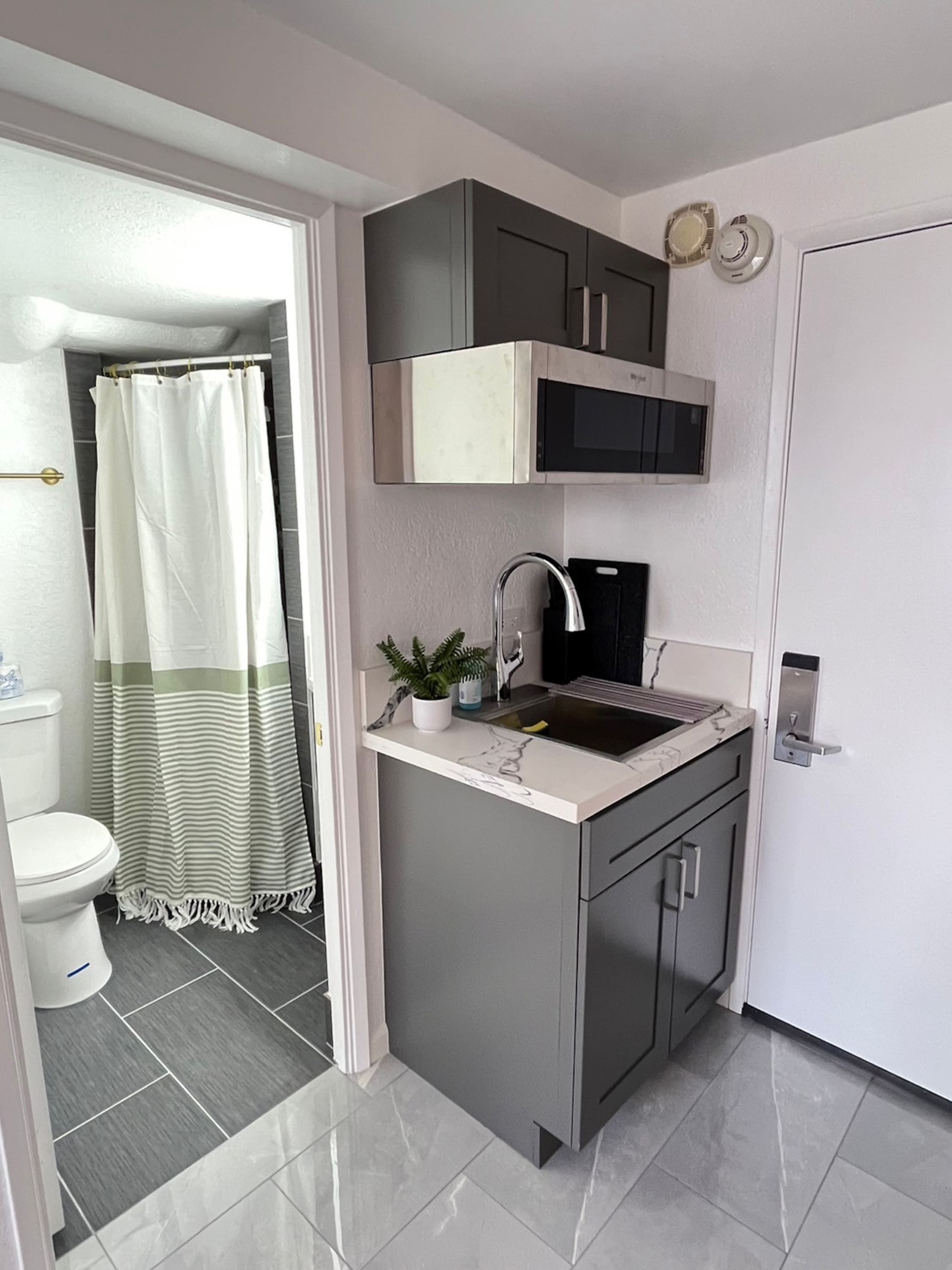 Condo in Honolulu · ★4.65 · Studio · 1 bed · 1 bath - Image 8